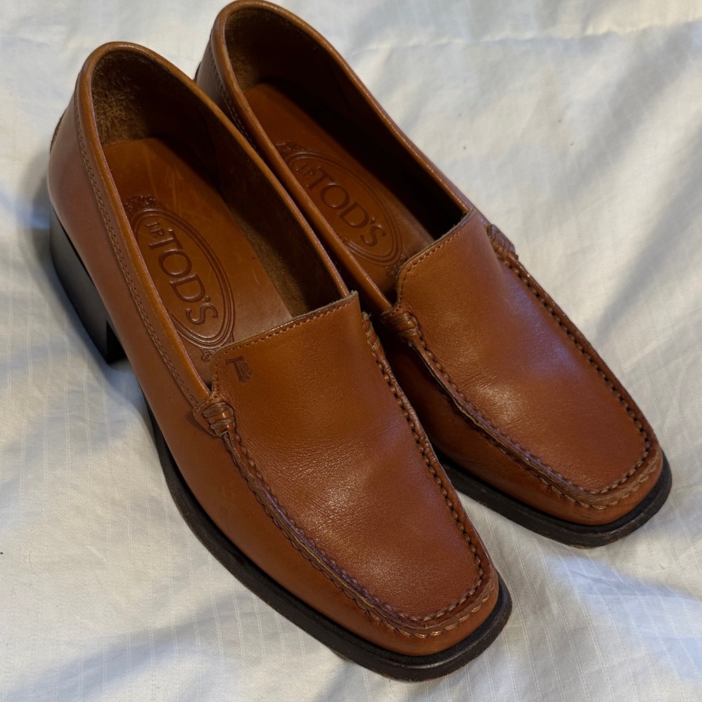 Tod's Classic women's Tan Leather Slip-On Loafers